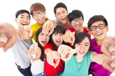 快樂(lè)的年輕人指著你