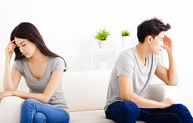 不说在客厅里的战斗后对年轻的夫妇 