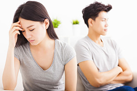 不说在客厅里的战斗后对年轻的夫妇 