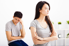 不说在客厅里的战斗后对年轻的夫妇 