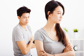 不说在客厅里的战斗后对年轻的夫妇 