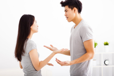 憤怒的年輕夫婦，在客廳里爭(zhēng)論