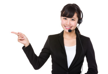 耳機(jī)和手指指著一旁的女商人