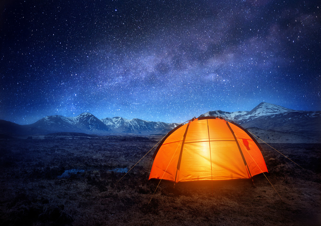 在星光下露营 在星光下露营