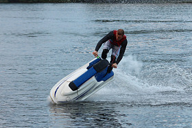 对 seadoo 行动图片的男子。喷气滑雪技巧