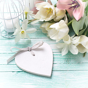 鲜花、 心与蜡烛背景