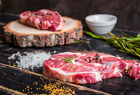 深色木制背景准备烤生肉多汁牛排