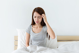 亚洲年轻女人在床上