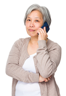 在米色羊毛衫的亚洲老女人