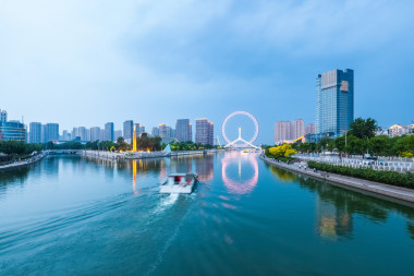 美麗的天津海河流域陰天黃昏圖片