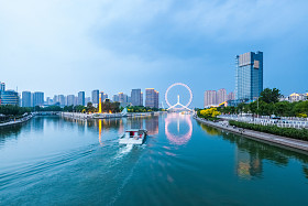 美丽的天津海河流域阴天黄昏图片