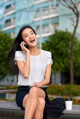 商业女人喝咖啡休息时间手机图片