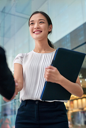 亚洲业务的女人握手