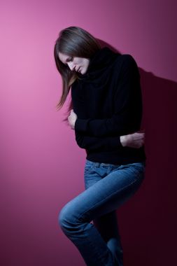 患有严重的抑郁和焦虑的年轻女人