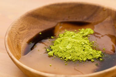 綠茶和黑色糖圖片