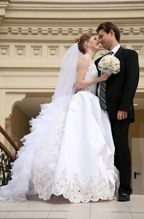 与新娘的未婚夫，他们互相看着对方