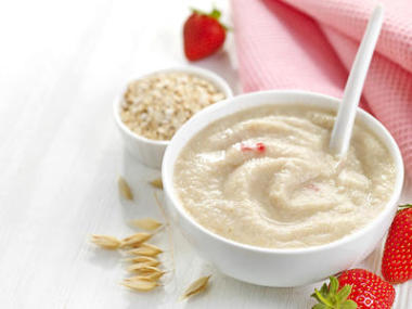 碗里的嬰兒食品照片