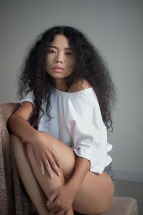 性感的卷发女人图片