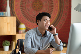 男人在讲电话图片