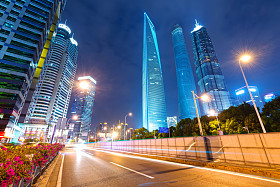 现代建筑背景上的光路照片