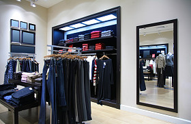 在店里的衣服图片