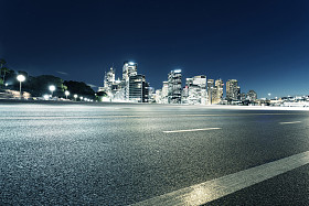 空路和照明的现代城市景观图片