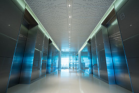 办公室的电梯大