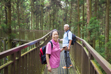 在森林公園徒步旅行的快樂(lè)高級(jí)
