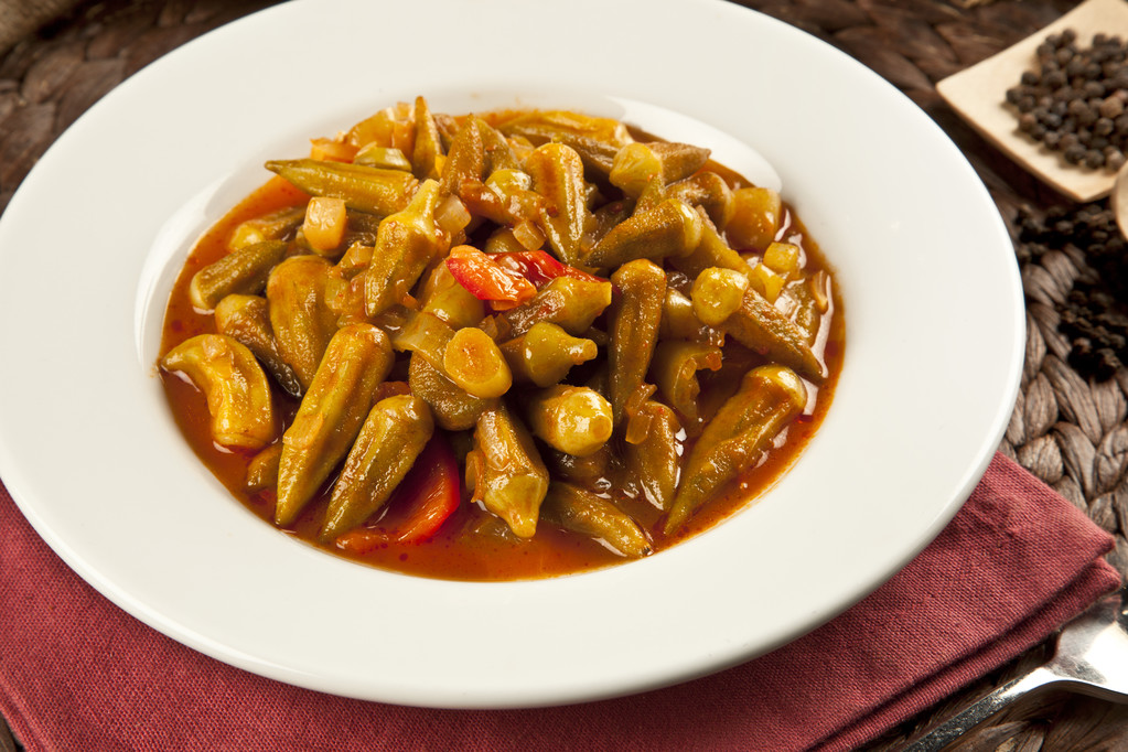 土耳其传统斋月食品黄秋葵菜概念背景 土耳其传统斋月食品黄秋葵菜概念背景
