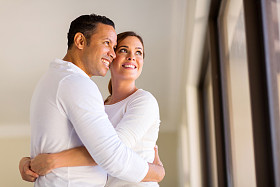 丈夫和妻子看窗外