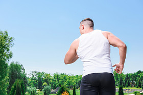 英俊的运动员训练户外