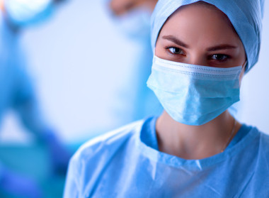 團(tuán)隊(duì)外科醫(yī)生在手術(shù)室工作