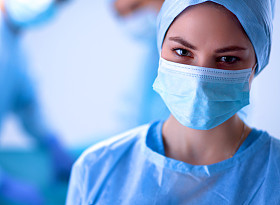 团队外科医生在手术室工作