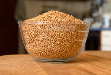 在一張木桌上的玻璃碗蕎麥銀