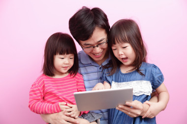 快樂的父親和女兒