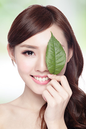 女人的脸肖像与绿叶
