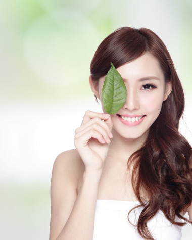 女人的臉肖像與綠葉圖片