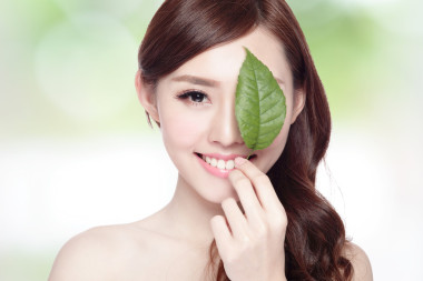 女人的臉肖像與綠葉