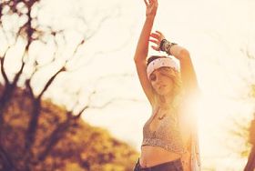 日落时在户外的时尚女人图片