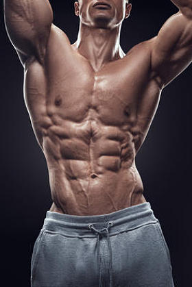 肌肉男模特健美锻炼与哑铃，转过身