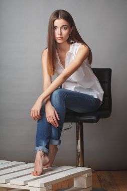 美麗的時(shí)裝模特?cái)[在工作室