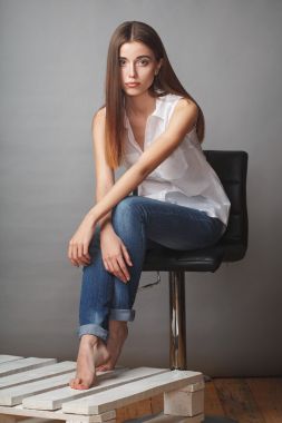 美丽的时装模特摆在工作室 美丽的时装模特摆在工作室