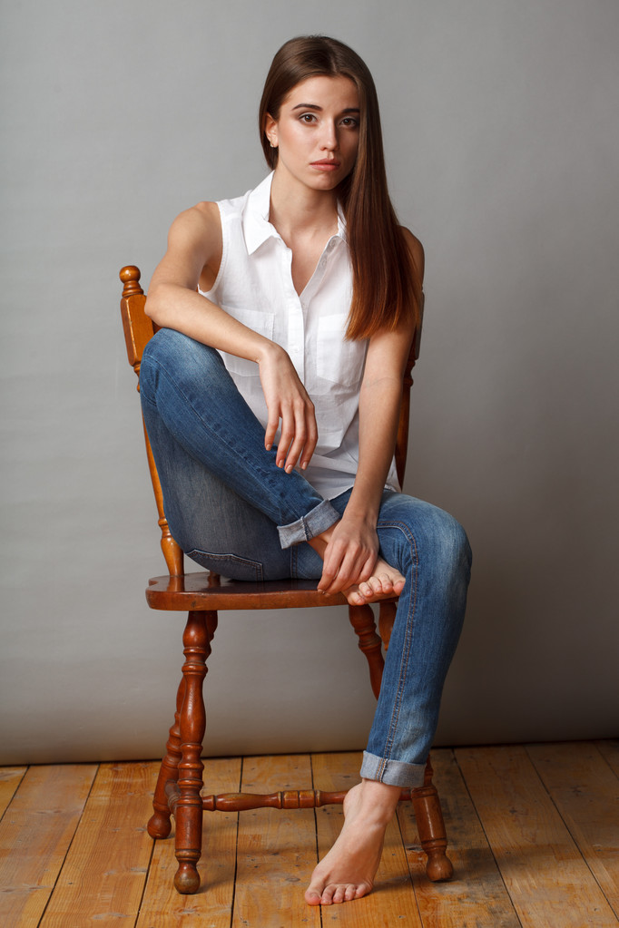 美丽的时装模特摆在工作室 美丽的时装模特摆在工作室