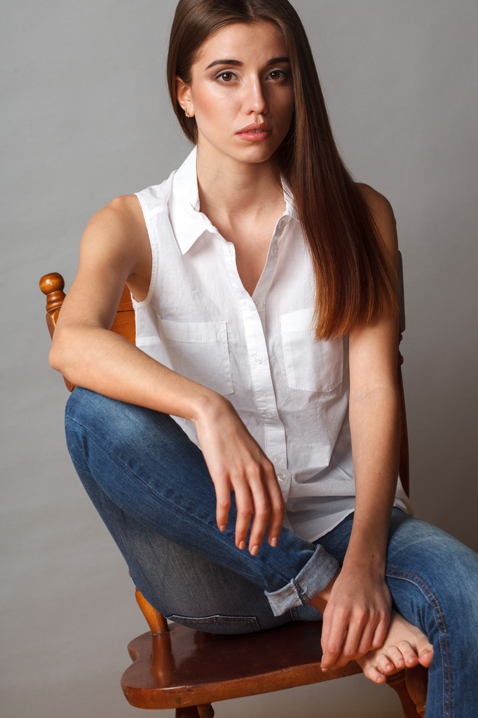 美丽的时装模特摆在工作室照片 美丽的时装模特摆在工作室照片