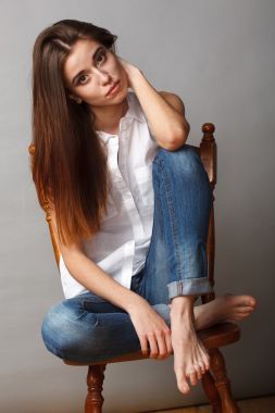 美麗的時(shí)裝模特?cái)[在工作室