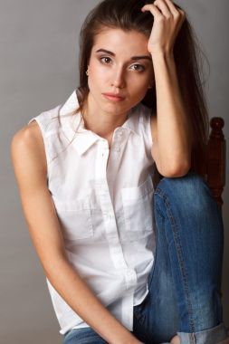 美麗的時(shí)裝模特?cái)[在工作室圖片