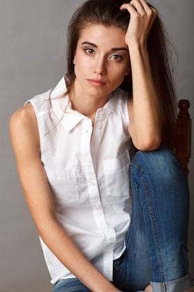 美丽的时装模特摆在工作室图片