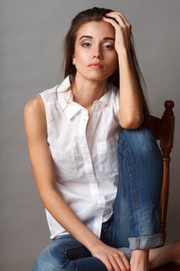 美麗的時(shí)裝模特?cái)[在工作室