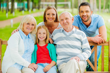 幸福的家庭彼此粘接圖片