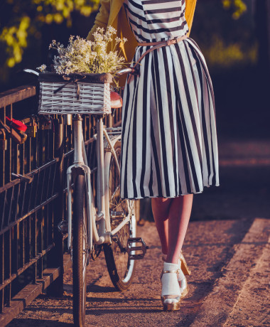 年輕漂亮，衣著優(yōu)雅的女人，用自行車。美容、 時(shí)尚和生活方式